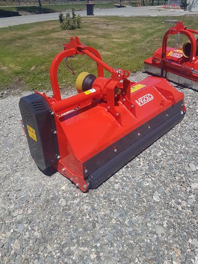 Low body flail mulcher with rear roller
