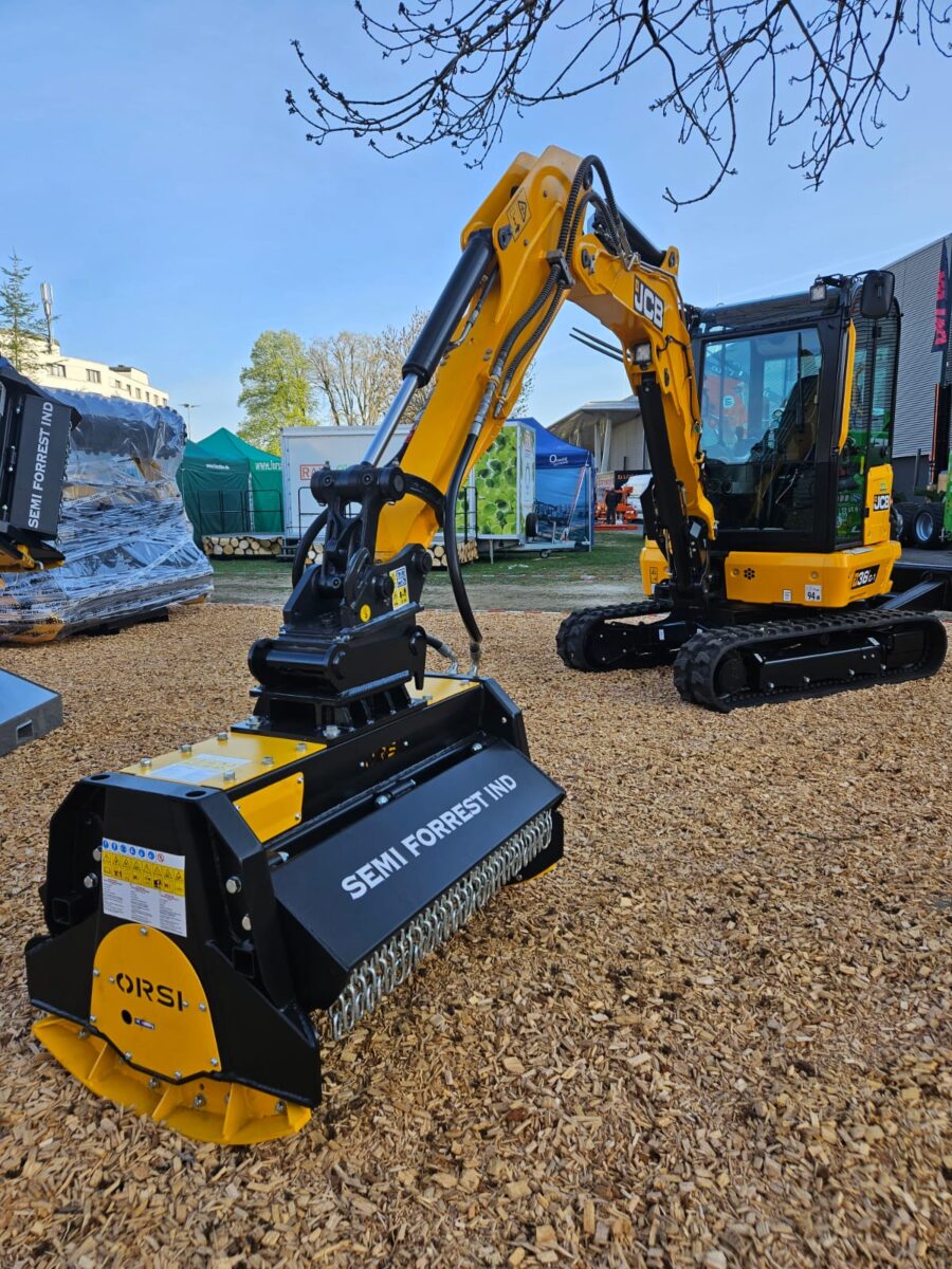 Fixed tooth Mulcher on small excavator.